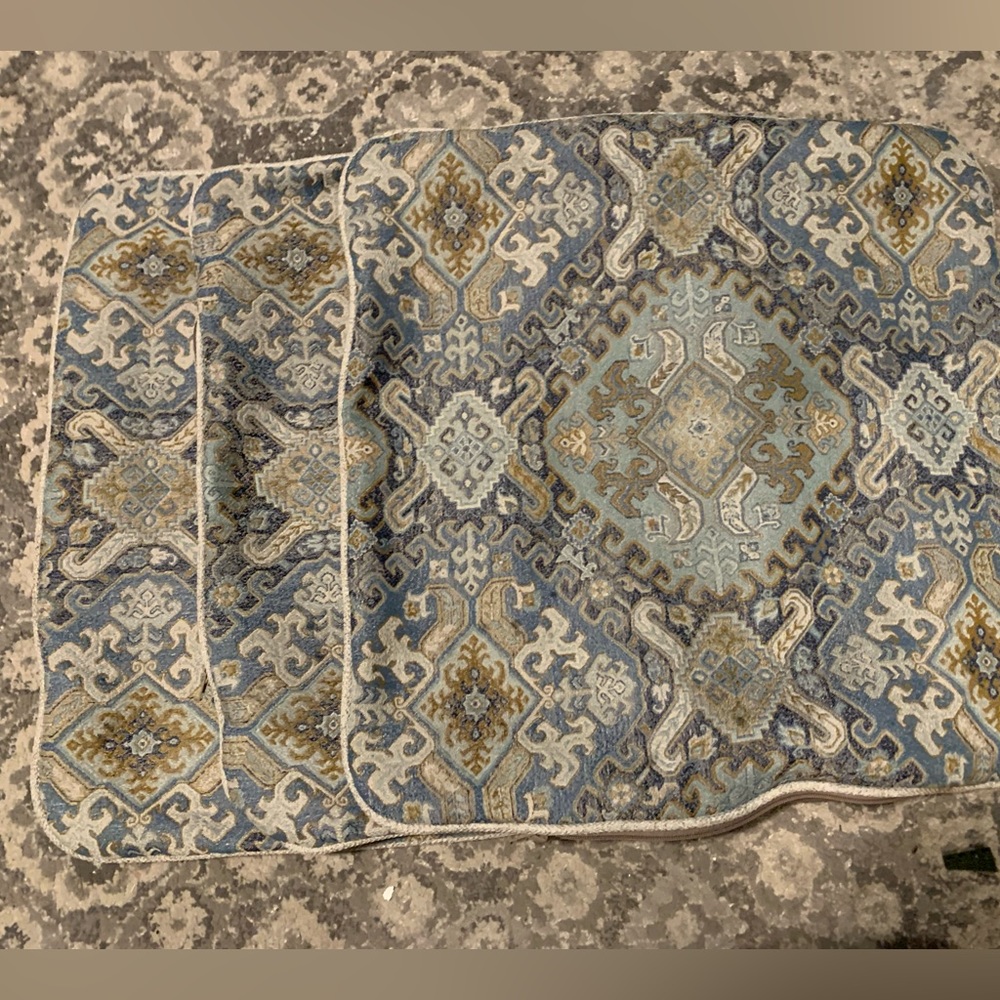 Thèse pillow cases are in very good condition no damage whatsoever